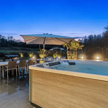 Baloo Avec Piscine Et Jacuzzi וילה